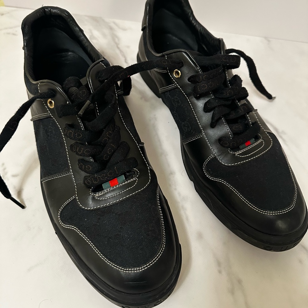 Gucci Low Black Signature
Monogram Leather Sneaker 162961.